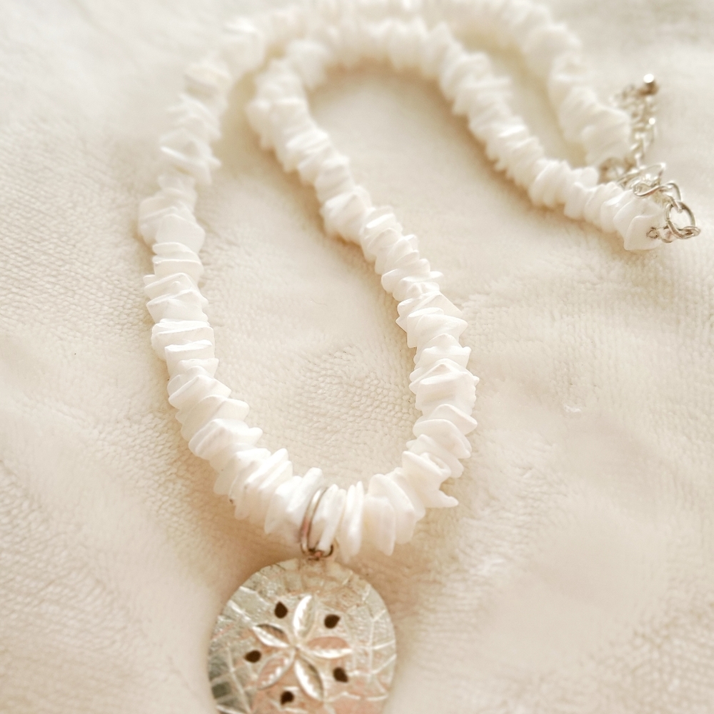 White chips necklace